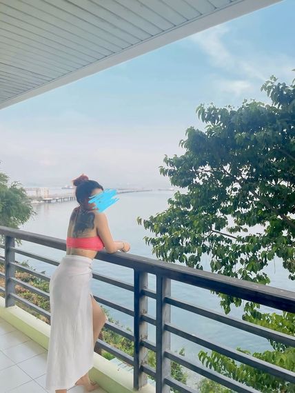 chat hangout, single from Phuket