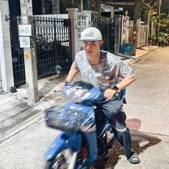แชท หากิ๊ก  ที่อยู่ กรุงเทพมหานคร
