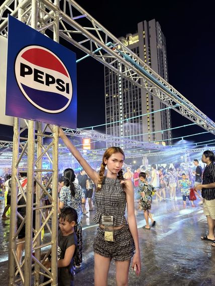 chat chat  from Pathum Thani