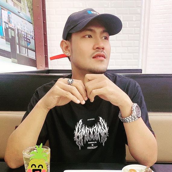 แชท หากิ๊ก, โสด  ที่อยู่ กรุงเทพมหานคร