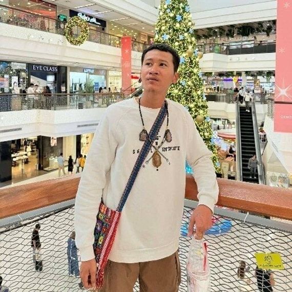 chat looking for friends  from Phichit